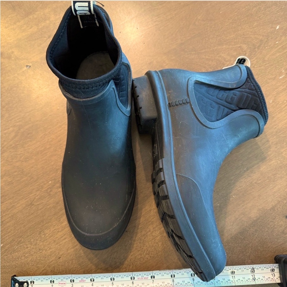 UGG Chevonne Matte Black 2 Chelsea Rain Booties Womens size 9 pumpkin patch fall
